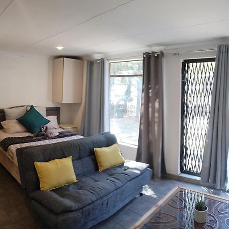 Atterbury Self Catering Studios Претория Экстерьер фото