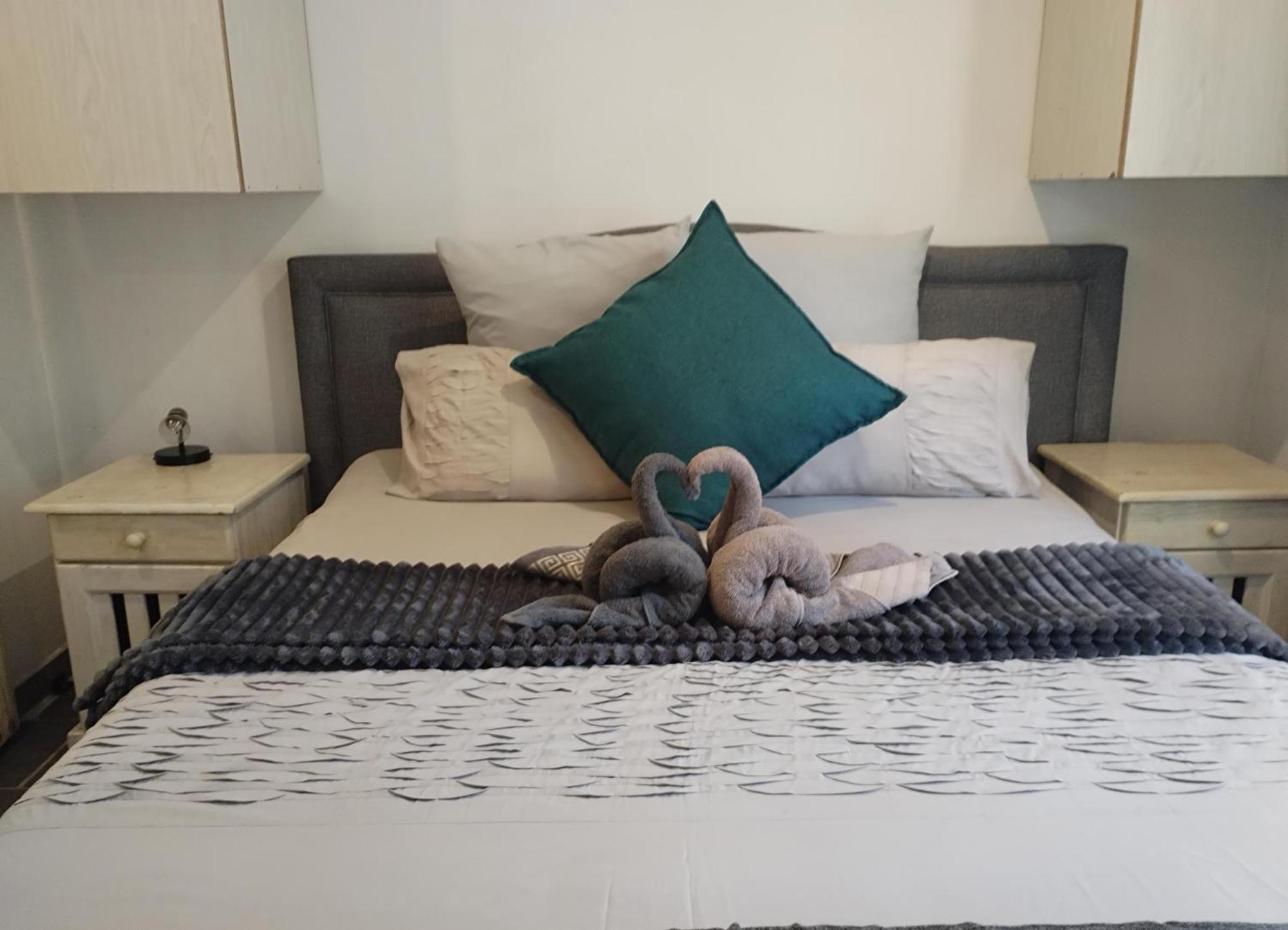 Atterbury Self Catering Studios Претория Экстерьер фото